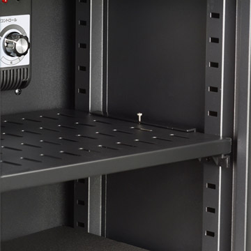 棚：丈夫なスチール製を採用。約25 mmピッチで棚板の移動が可能です。
