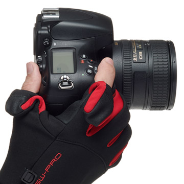 手の動きを妨げずカメラを操作可能な、立体裁断フォルム