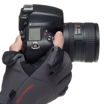 手の動きを妨げずカメラを操作可能な、立体裁断フォルム