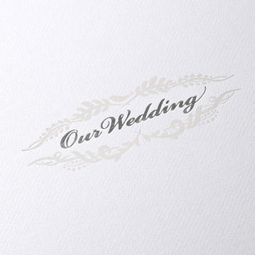 銀箔の『Our Wedding』文字にパール箔の飾り模様