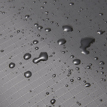 水や汚れに強いポリカーボネートコーティングを施した軽量素材
