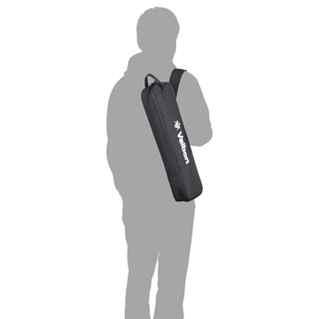 ショルダーパッド付きで重さがある三脚も安全に携帯可能（モデル身長：170cm）